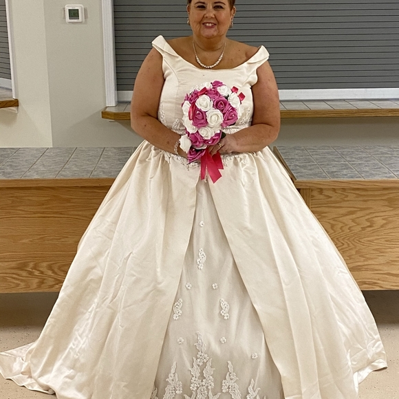 Wedding dress - Picture 2 of 3